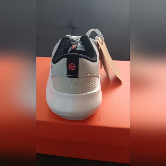 Nike Legend Essential 3 - Picture 2 of 5